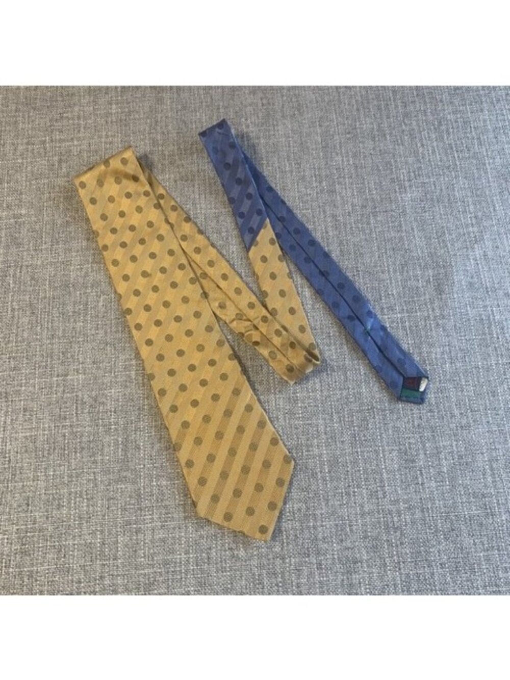 Tommy Hilfiger Mens Necktie 100% Silk Golden Yellow VTG USA  “Spot”